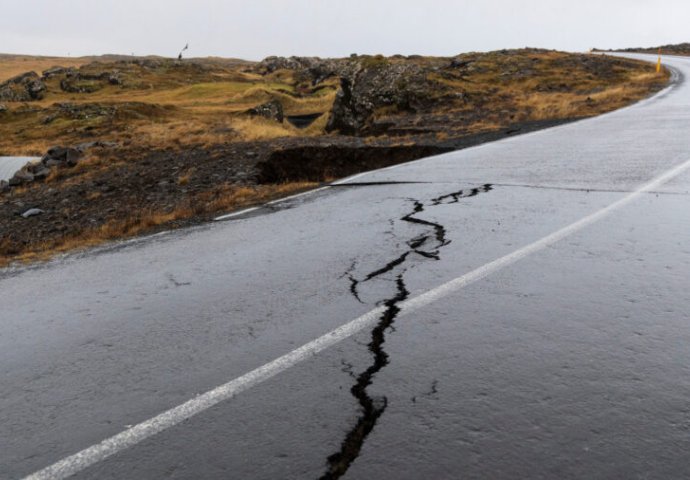 Dramatično: Za samo nekoliko sati 900 potresa na Islandu, popucale ceste, zgrade… (FOTO)