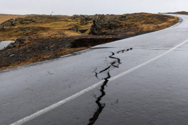 Dramatično: Za samo nekoliko sati 900 potresa na Islandu, popucale ceste, zgrade… (FOTO)