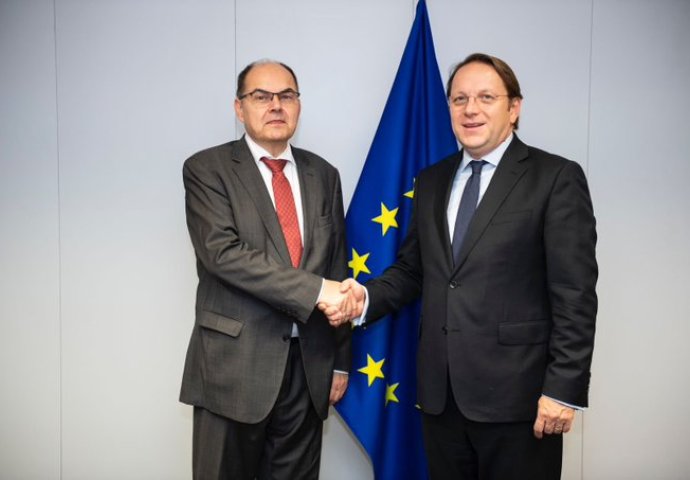 Varhelyi sa Schmidtom: Vrata za započinjanje pregovora su otvorena