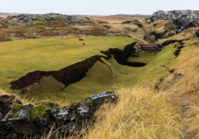 Strašne slike iz grada na Islandu: Prazne ulice, rupe na cestama (FOTO)