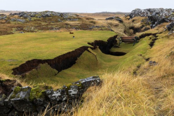 Strašne slike iz grada na Islandu: Prazne ulice, rupe na cestama (FOTO)