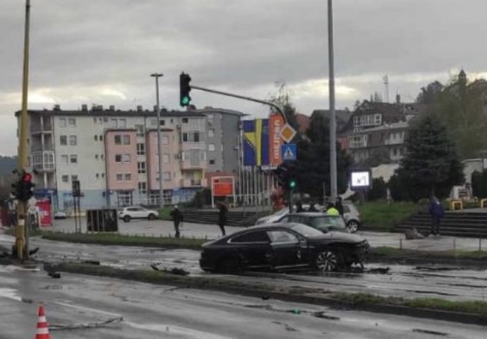 TEŠKA NESREĆA U TUZLI: Četiri osobe povrijeđene, vatrogasci intervenisali