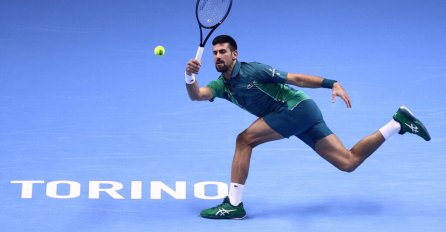 NOVAK POSLIJE POBJEDE PRIŠAO KAMERI: Evo šta je napisao ćirilicom - SAMO 1 RIJEČ