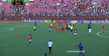 HAOS U LIBERIJI: Huligani utrčali na teren i pokušali napasti Salaha (VIDEO)