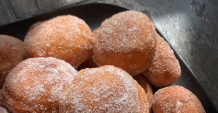 U TIJESTO ZA KROFNE DODAJTE 1 TAJNI SASTOJAK: Neće upiti ni kap ulja a biće vazdušaste i mekane, otkriva pekar