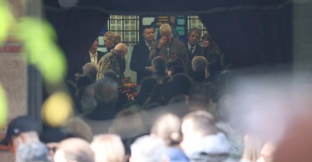 NAJPOTRESNIJA SCENA NA NOVOM GROBLJU: Miki Manojlović istrčava iz kapele, ne može da SAVLADA BOL zbog Lauševića