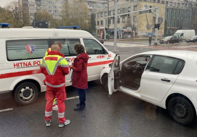 Saobraćajna nesreća u Sarajevu: Sudarili se kola Hitne pomoć i automobil