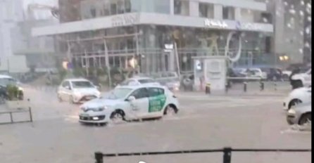 POTOP U REGIONU! Na ulicama su rijeke, automobili u vodi: OBJAVLJEN SNIMAK JAKOG NEVREMENA