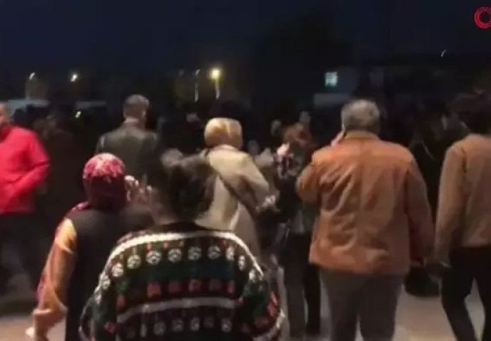 Dva uzastopna jaka zemljotresa pogodila istok Turske (VIDEO)