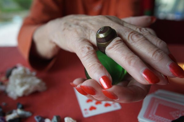 HOROSKOP ZA DECEMBAR PO CIGANSKIM KARTAMA: 3 znaka čeka ludačka sreća, najviše će im od ruke ići ljubav i brak