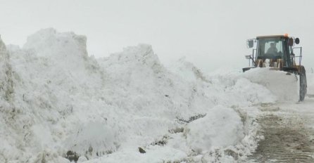 PROGLAŠENA VANREDNA SITUACIJA U SJENICI: Snijeg pada gotovo 24 sata bez prestanka, ova saobraćajnica je KRITIČNA TAČKA