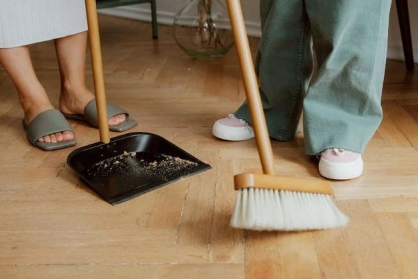 Stavio je samo jedan sastojak na metlu i kuća mu je zablistala: Svi su oduševljeni ovim trikom