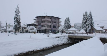 Vanredna situacija u Sjenici, domaćinstva bez struje, zavejani seoski putevi (FOTO)