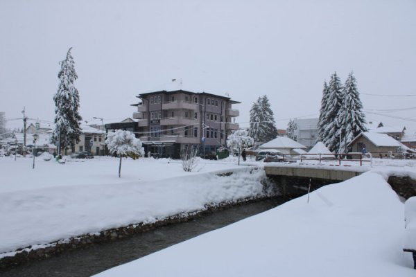 Vanredna situacija u Sjenici, domaćinstva bez struje, zavejani seoski putevi (FOTO)