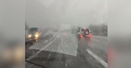 AU, KAKVA MEĆAVA NA AUTO-PUTU! Snimci vejavice u Srbiji preplavili mreže: Snijeg ne prestaje da pada, budite oprezni (VIDEO)