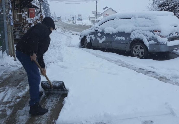 U PET SRPSKIH OPŠTINA PROGLAŠENA VANREDNA SITUACIJA: 600 stanovnika odsječeno, snijeg napravio HAVARIJU