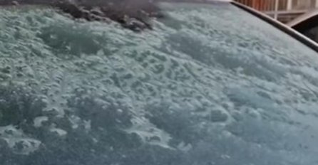 ZABORAVITE NA STRUGALICE, OVAJ TRIK ZA ODLEĐIVANJE ŠOFERKE ĆE VAS RASPAMETITI: Toliko je JEDNOSTAVNO da... (VIDEO)