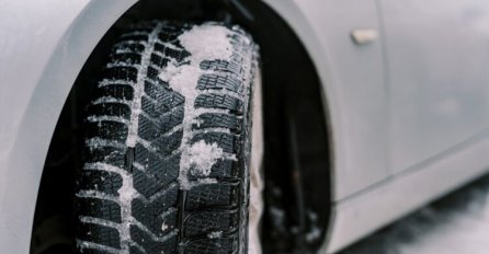 Šta učiniti kad vam gume proklizavaju i ne možete krenuti s parkinga? PROBAJTE OVAJ STARI TRIK