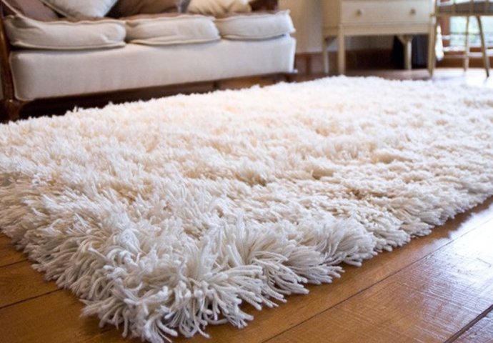 Kako se čisti čupavi tepih: Uz ove trikove biće kao nov