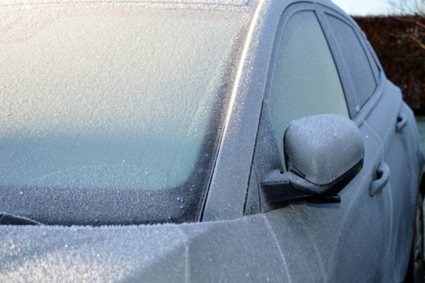 S DOLASKOM NISKIH TEMPERATURA: Sedam efikasnih trikova za brzo uklanjanje leda sa automobila