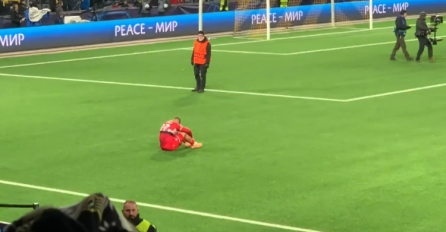 Jedan igrač Crvene Zvezde se slomio, srušio se na travu i pokrio lice rukama: POGLEDAJTE REAKCIJU OVOG REDARA (VIDEO)