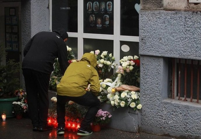 Roditelji djece ubijene u beogradskoj školi protestuju ispred vlade Srbije