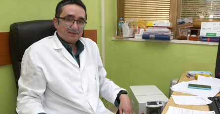 Trebinjski ljekar ne odustaje: Dr Aleksandar Babić, iako je i sam spojen na kisik, liječi pacijente