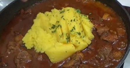 STARINSKI RECEPT ZA GULAŠ SA PIRE KROMPIROM GOTOV ZA POLA SATA: Domaćice meso POTOPE U OVO da bi bilo MEKO i SOČNO 