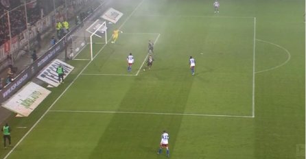 Da li ste ovo ikada vidjeli? Golman dobio povratni pas, a onda zakucao loptu u svoju mrežu!