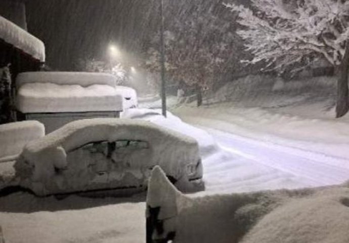 PALA HRPA SNIJEGA U NJEMAČKOJ, otkazani letovi: Pogledajte prizore sa ulica, oglasili se meteorolozi