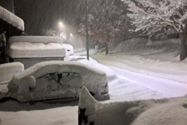 PALA HRPA SNIJEGA U NJEMAČKOJ, otkazani letovi: Pogledajte prizore sa ulica, oglasili se meteorolozi