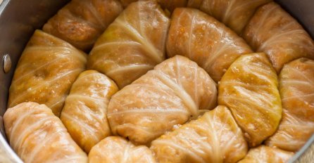 RECEPT ZA SARMU IZ 1952. GODINE IZ NARODNOG KUHARA IZNENADIO JE SVE DOMAĆICE: Koristili su JEDAN "TAJNI" SASTOJAK koji danas malo ko stavlja u ovaj specijalitet