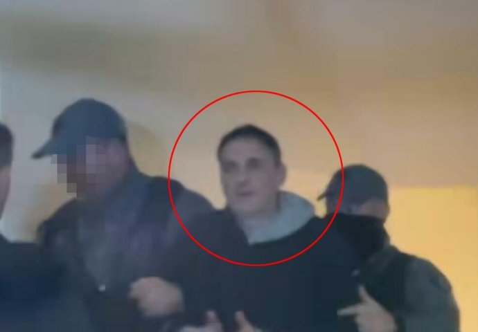 SRAMAN POTEZ MONSTRUMA: Otac ubijene Vanje ŠOKIRAO PRISUTNE dok ga je policija uvodila u zgradu suda u Skoplju (VIDEO)