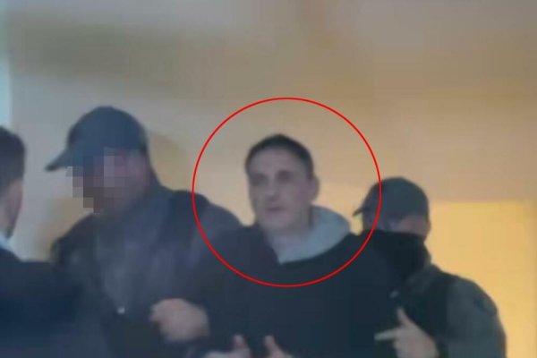 SRAMAN POTEZ MONSTRUMA: Otac ubijene Vanje ŠOKIRAO PRISUTNE dok ga je policija uvodila u zgradu suda u Skoplju (VIDEO)