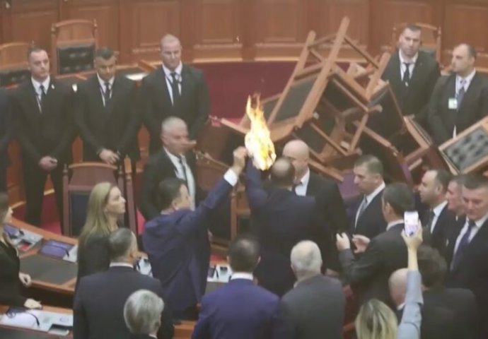 Novi haos u albanskoj skupštini: Zastupnik pokušao zapaliti parlament