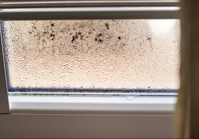 Jednostavna noćna navika može zaustaviti kondenzaciju i stvaranje vlage na prozorima: DA LI STE OVO ZNALI?