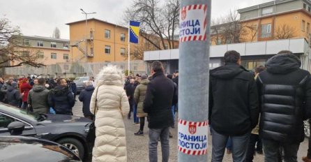 SPORNI NATPISI I NOVE PROVOKACIJE: Pogledajte šta su Dodikove pristalice postavile na stubu ispred Suda BiH (FOTO)
