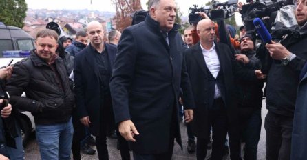 ŽESTOKE PROVOKACIJE: Pogledajte šta je Dodik pokazao prilikom odlaska ispred Suda BiH (FOTO)