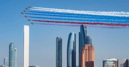 PUTIN U EMIRATE STIGAO U PRATNJI BORBENIH AVIONA: UAE obojili nebo bojama ruske zastave (FOTO)