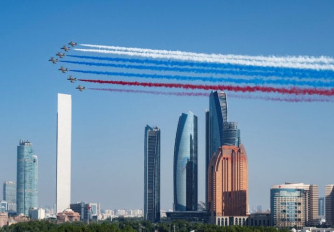 PUTIN U EMIRATE STIGAO U PRATNJI BORBENIH AVIONA: UAE obojili nebo bojama ruske zastave (FOTO)