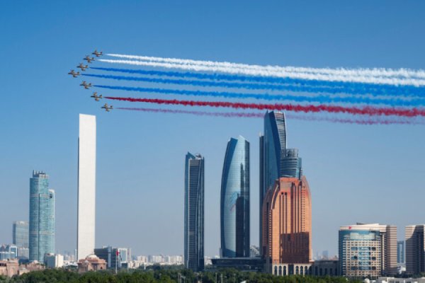 PUTIN U EMIRATE STIGAO U PRATNJI BORBENIH AVIONA: UAE obojili nebo bojama ruske zastave (FOTO)