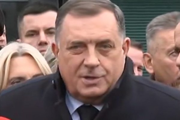 DETALJI S ROČIŠTA: DODIK ODBIO USTATI, KO JE UNIO TELEFON? A još veći cirkus nakon ročišta: "Taj jedan smrad…"