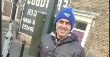 DA LI PREPOZNAJETE SPORTISTU SA SLIKE? Prolaznik snimio najvećeg ikada kako puši cigaretu dok čeka bus: Oduševio ga potezom