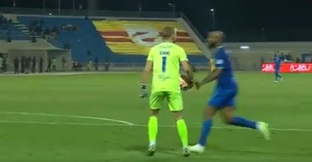 Da li je ovo najbizarniji penal ikada? Htio da pozdravi svog golmana, a sudija pokazao na bijelu tačku