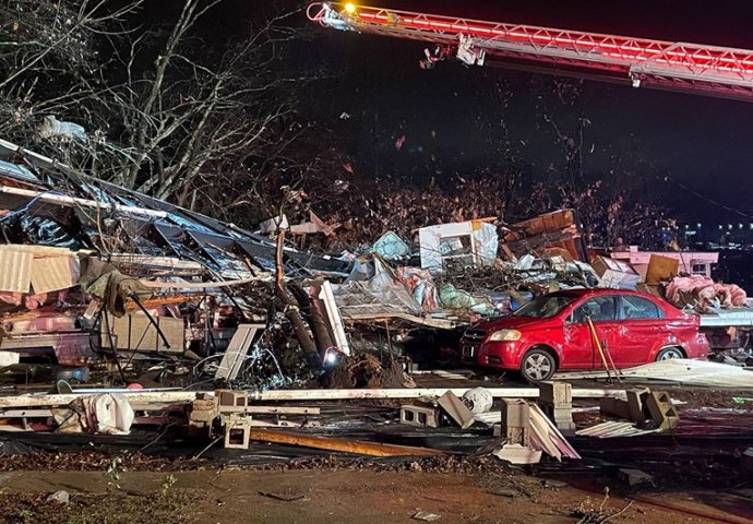 STRAŠNI PRIZORI U AMERICI-TORNADO OSTAVLJA PUSTOŠ ZA SOBOM: Najmanje 6 mrtvih, više od 30 povrijeđeno (VIDEO)