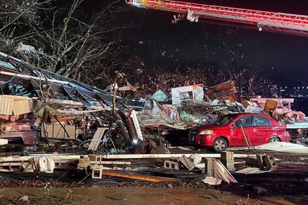 STRAŠNI PRIZORI U AMERICI-TORNADO OSTAVLJA PUSTOŠ ZA SOBOM: Najmanje 6 mrtvih, više od 30 povrijeđeno (VIDEO)