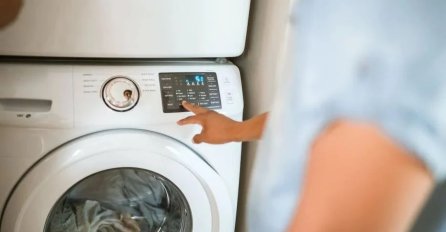 Greška koju skoro svi prave sa kapsulama za pranje veša: Tragovi na odjeći ostaju iz dva razloga