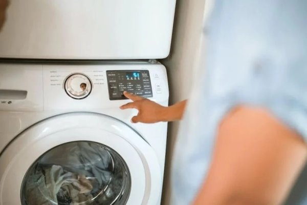 Greška koju skoro svi prave sa kapsulama za pranje veša: Tragovi na odjeći ostaju iz dva razloga