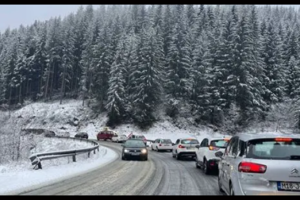 VOZAČI OPREZ! Snijeg uzrokovao kolaps na cestama u BiH
