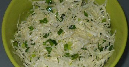 DA LI U KUPUS SALATU PRVO STAVLJATE ULJE ILI SIRĆE? Da, redoslijed je važniji nego što mislite 
